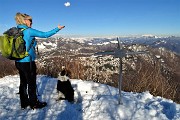 71 Alla piccola croce della  cima innevata del  Monte Podona (1228 m) 